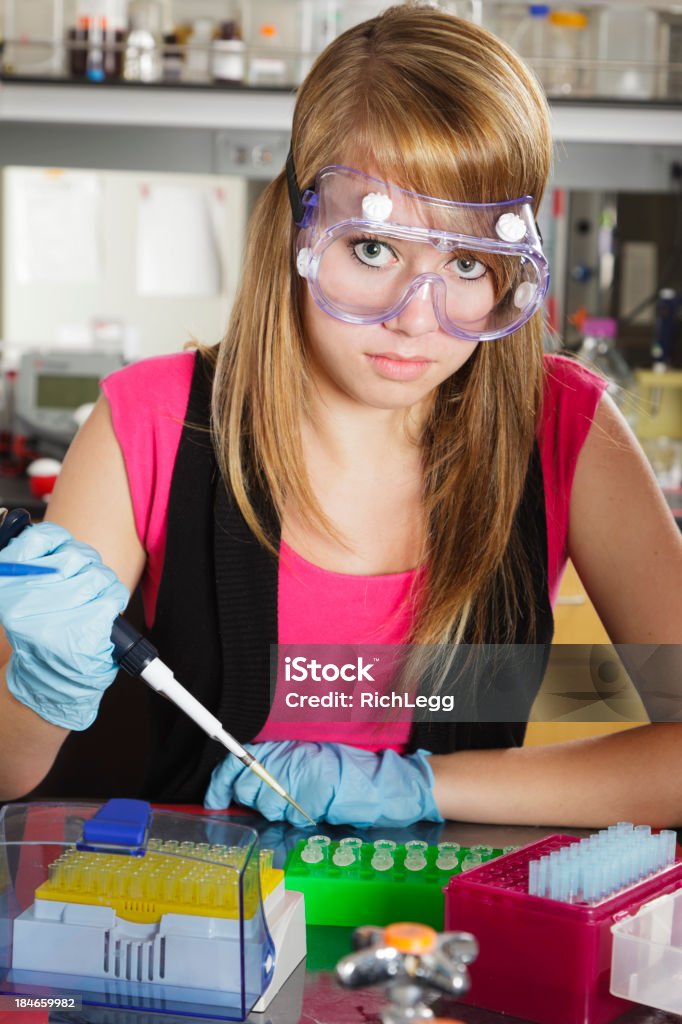 High School Girl en un laboratorio - Foto de stock de 16-17 años libre de derechos