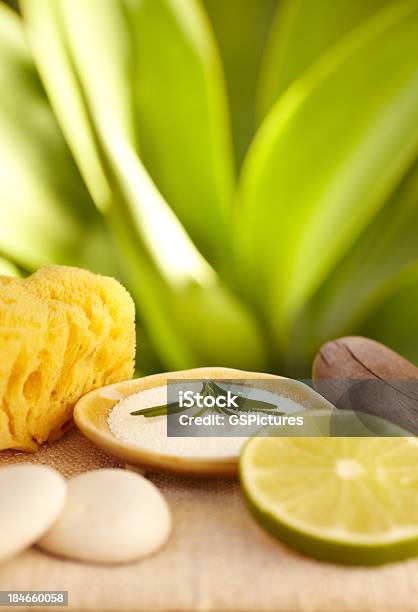 Foto de Sal Marinho Alecrim Limão Tratamento De Spa Em Um Resort De Luxo e mais fotos de stock de Limão