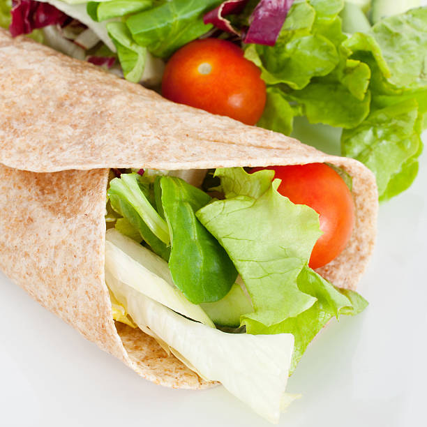 sandwich wrap salade - side salad tomato spinach lettuce photos et images de collection