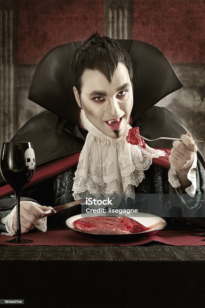 Vampiro mangiare carne - Foto stock royalty-free di 25-29 anni