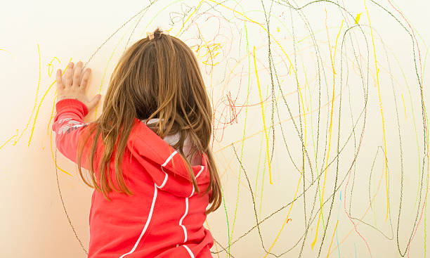 ребенок небрежно написанный на стене - art indoors lifestyles education стоковые фото и изображения
