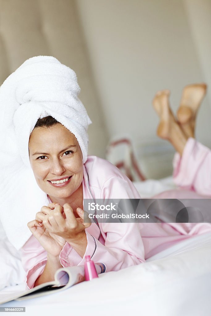 Donna rilassante dopo la doccia - Foto stock royalty-free di Adulto in età matura