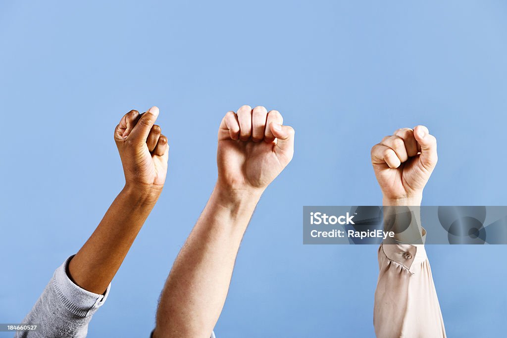 Trzy fists podanie powietrza punch solidarności - Zbiór zdjęć royalty-free (Pięść)