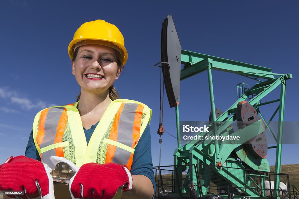 Hembra trabajador del petróleo - Foto de stock de Mujeres libre de derechos