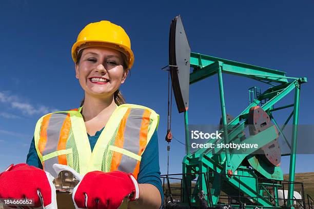 Hembra Trabajador Del Petróleo Foto de stock y más banco de imágenes de Mujeres - Mujeres, Minero, Una sola mujer