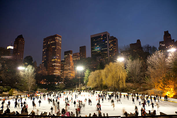 di pattinaggio su ghiaccio nel parco centrale - new york city new york state skyline winter foto e immagini stock