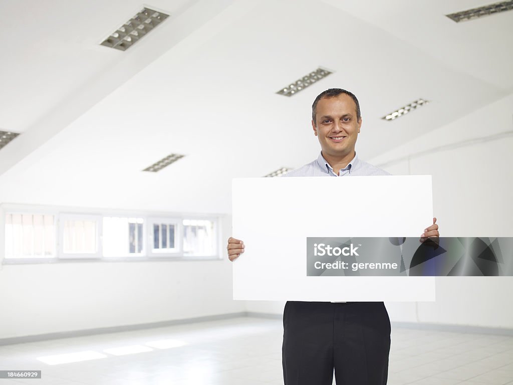 Maturo Uomo d'affari tenendo un cartellone - Foto stock royalty-free di Tenere