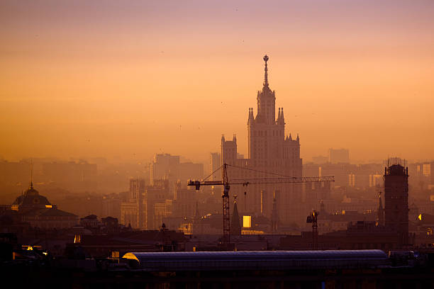 paisaje de la ciudad de moscú con kotelnicheskaya embankment edificio - kotelnicheskaya fotografías e imágenes de stock