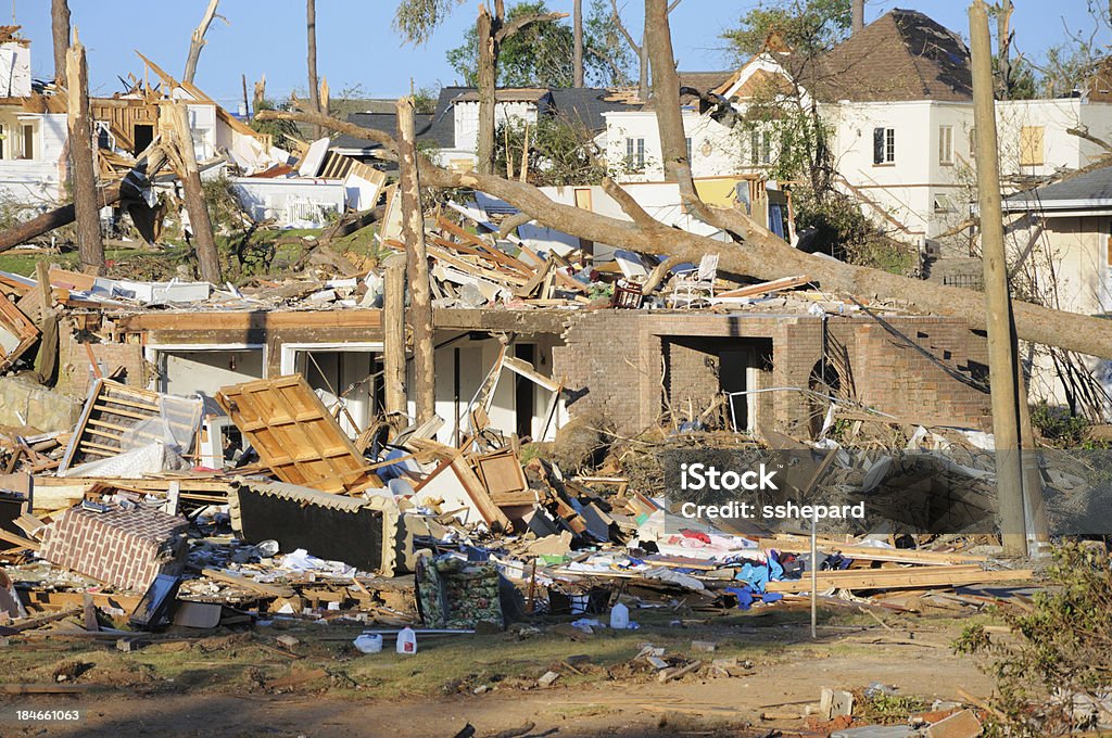 Casas destruidas por tornado - Foto de stock de Comunidad libre de derechos