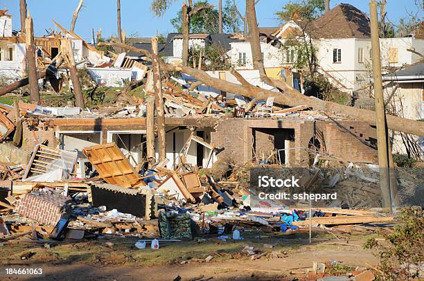Casas Destruidas Por Tornado Foto de stock y más banco de imágenes de Comunidad - Comunidad, Dañado, Tornado - Tormenta
