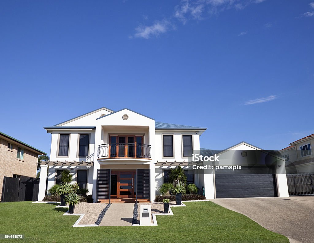 Moderne Zuhause Frontage mit blauem Himmel - Lizenzfrei Wohnhaus Stock-Foto