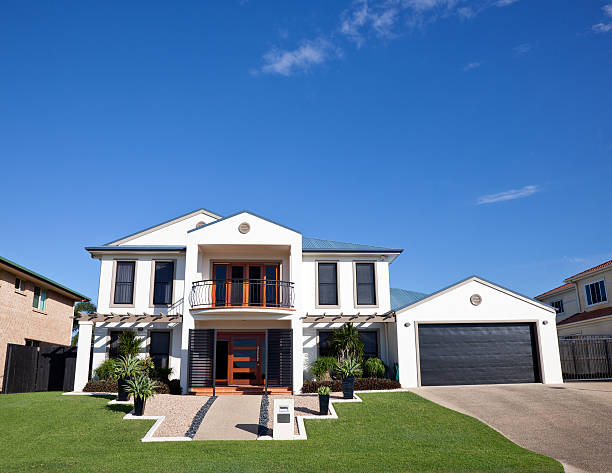 moderne zuhause frontage mit blauem himmel - house australia residential structure contemporary stock-fotos und bilder