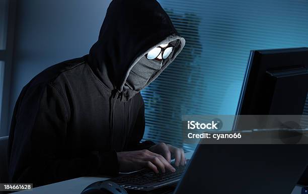 Foto de Hacker Roubar Dados De Computador e mais fotos de stock de Máscara - Máscara, Digitar, Hacker