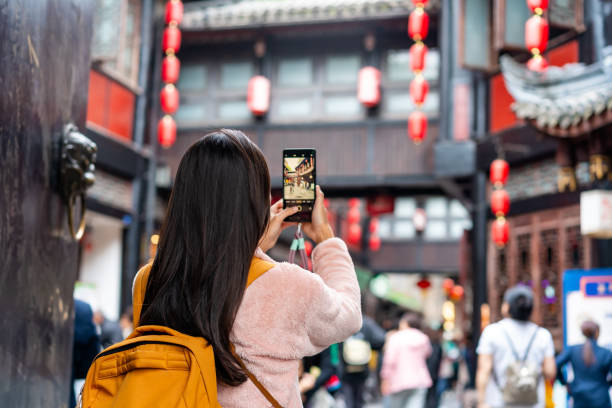 junge touristin macht ein foto von der jinli ancient street in chengdu, china - chengdu stock-fotos und bilder