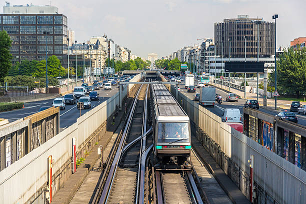 pneumatyczne koła na sprawne pociąg w metro - driverless train zdjęcia i obrazy z banku zdjęć