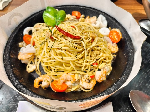 Spaghetti tomyum seafood