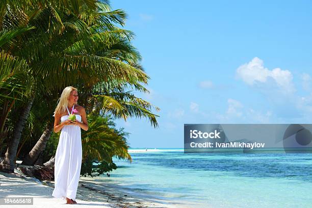 여자 코코넛 칵테일 여자에 대한 스톡 사진 및 기타 이미지 - 여자, 한 명의 여자만, 해변