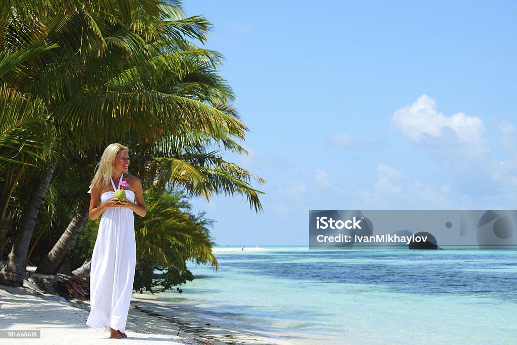 Mulher com um coquetel Coco - Foto de stock de Mulheres royalty-free