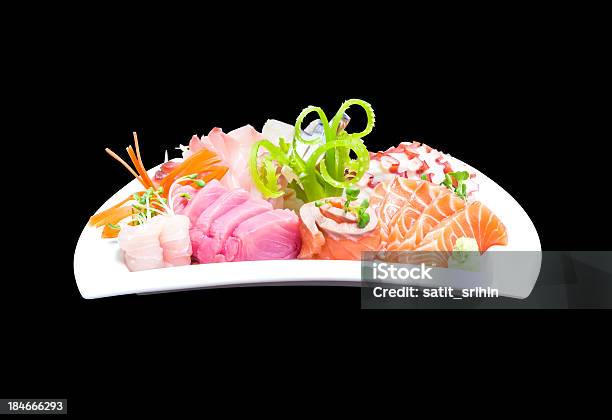 Mix Sashimi In Bianco Piatto - Fotografie stock e altre immagini di Ambrosia - Ambrosia, Asia, Bacchette cinesi