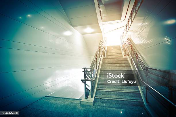 Foto de Escadas e mais fotos de stock de Aberto - Aberto, Alto - Descrição Geral, Andar do edifício