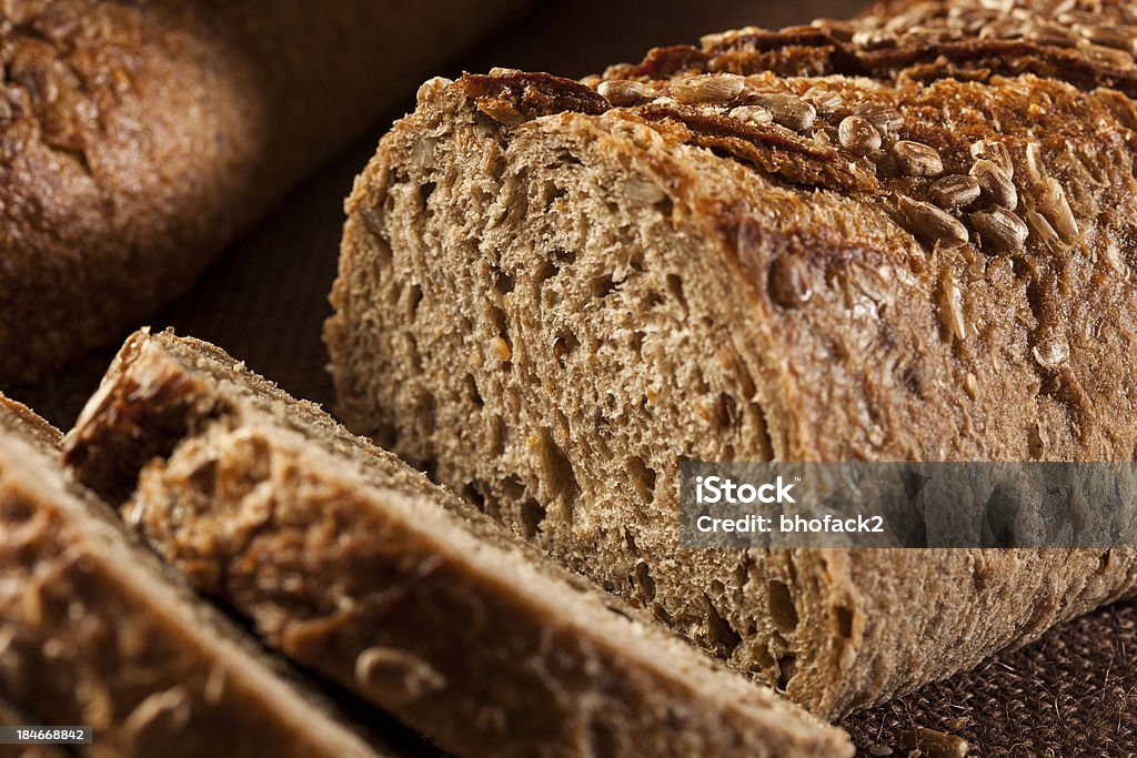 Casero fresco Pan de trigo entero - Foto de stock de Al horno libre de derechos