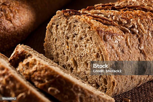 Casero Fresco Pan De Trigo Entero Foto de stock y más banco de imágenes de Al horno - Al horno, Alimento, Avena - Cereal de desayuno