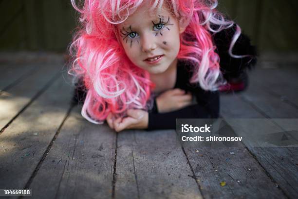 Menina Com Cabelo Rosa - Fotografias de stock e mais imagens de Beleza - Beleza, Bruxa, Cabelo Humano