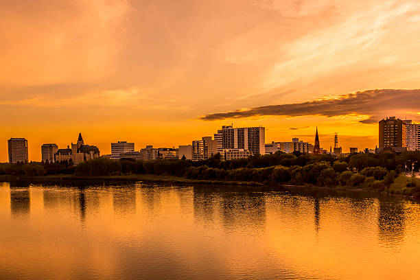 saskatoon die skyline - bessborough stock-fotos und bilder