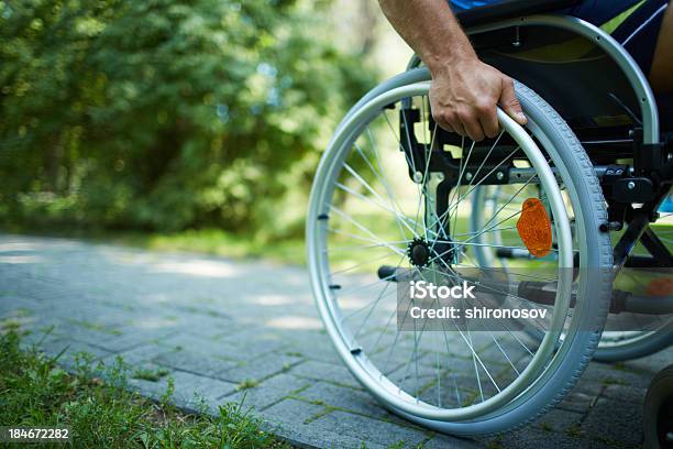 Ducha Para Silla De Ruedas Foto de stock y más banco de imágenes de Acera - Acera, Adulto, Aire libre