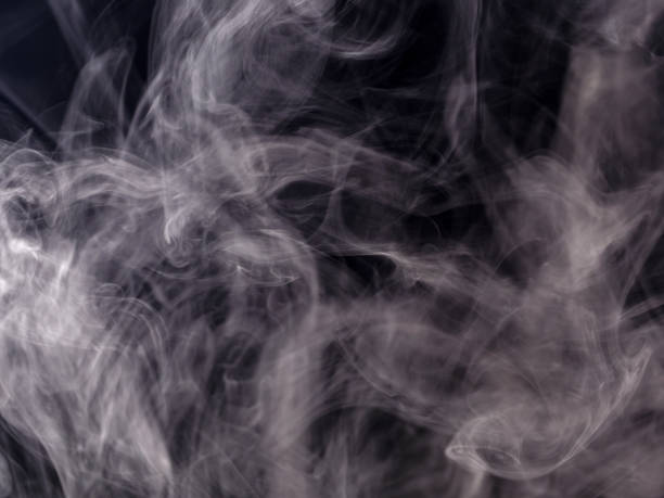 黒い煙の霞の中で白い煙の噴流 - wispy smoke steam swirl ストックフォトと画像
