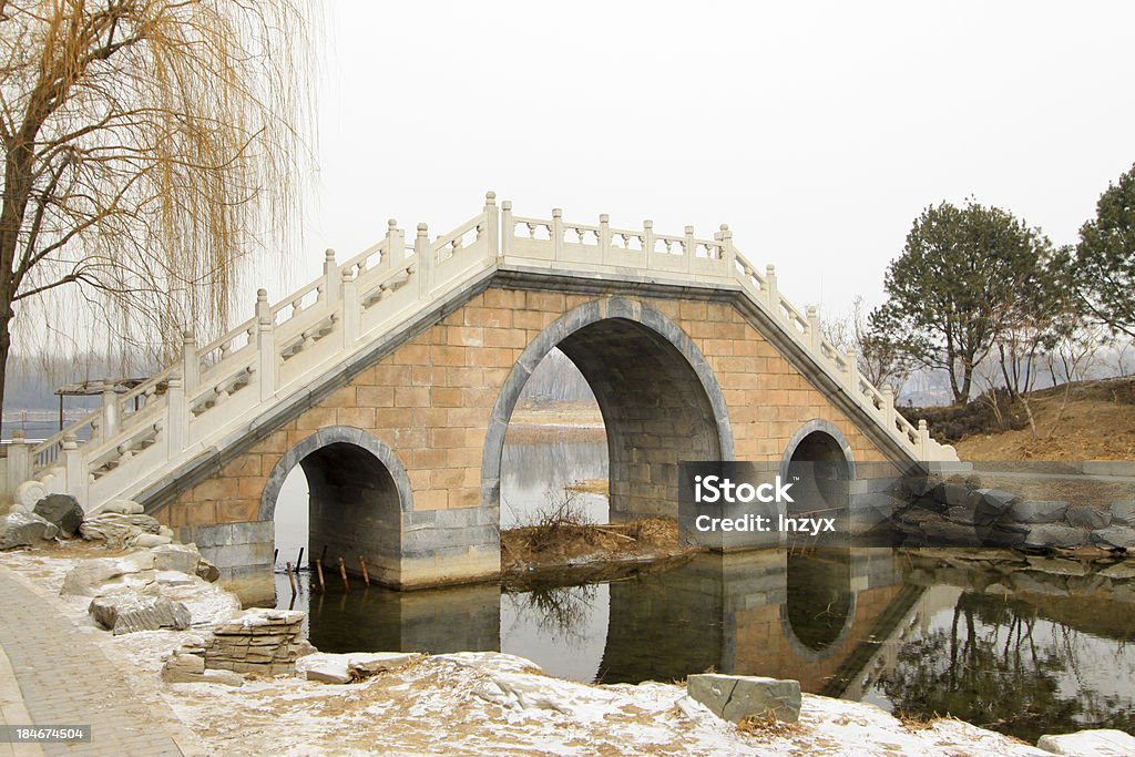 Chiński tradycyjny styl kamienny Most w śniegu - Zbiór zdjęć royalty-free (Balustrada - Granica)