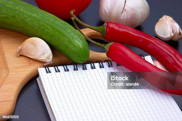Foto de Legumes E Utensílios De Cozinha e mais fotos de stock de Alimentação Saudável - Alimentação Saudável, Cardápio, Comida