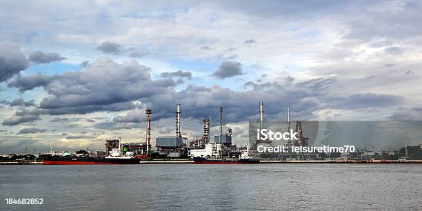 Foto de Refinaria De Petróleo e mais fotos de stock de Abastecer - Abastecer, Camada de Ozônio, Dióxido de Carbono