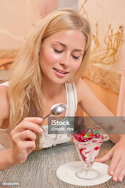 Joven Mujer Comer Postre Foto de stock y más banco de imágenes de 20 a 29 años - 20 a 29 años, 20-24 años, Actividad