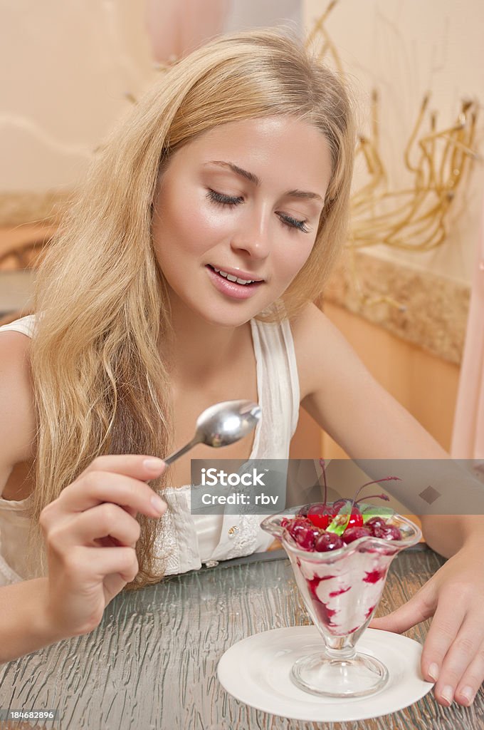 Jovem mulher comer a sobremesa - Foto de stock de 20 Anos royalty-free