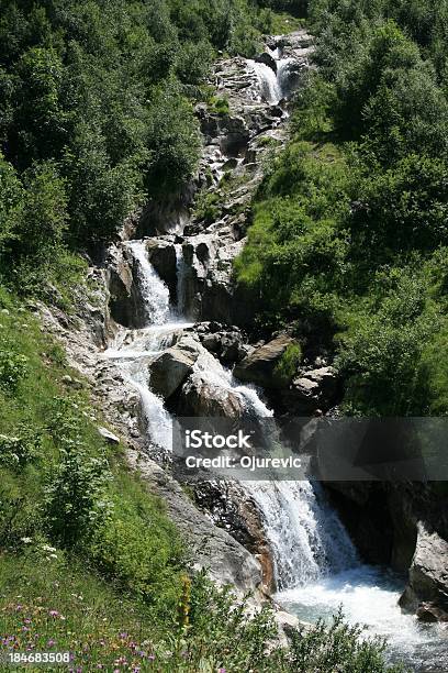 Foto de Cachoeira Em Les Diablerets Área Queijo Suíço e mais fotos de stock de Alpes europeus - Alpes europeus, Beleza natural - Natureza, Bernese Oberland