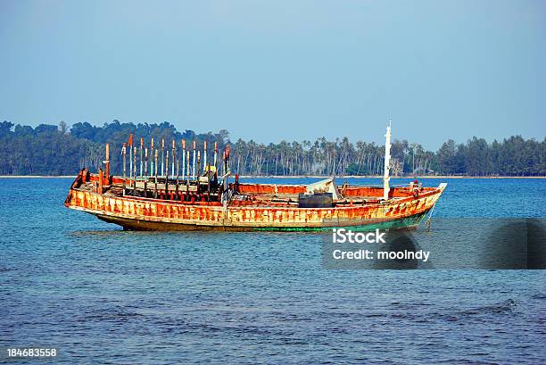 Foto de Barco Abandonado e mais fotos de stock de Abandonado - Abandonado, Balsa, Baía