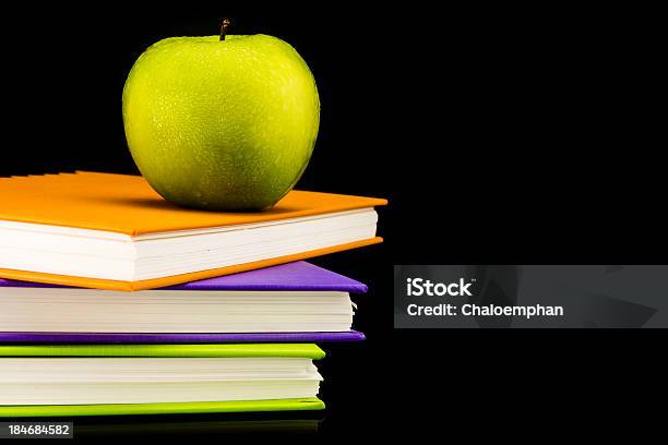Livro Colorido Com Maçã Verde - Fotografias de stock e mais imagens de Aprender - Aprender, Criança, Educação