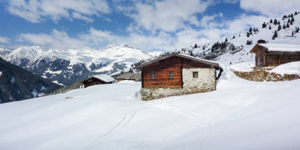 panorámica de una cabaña de esquí en las montañas nevadas del zillertal - austria village chalet ski resort fotografías e imágenes de stock