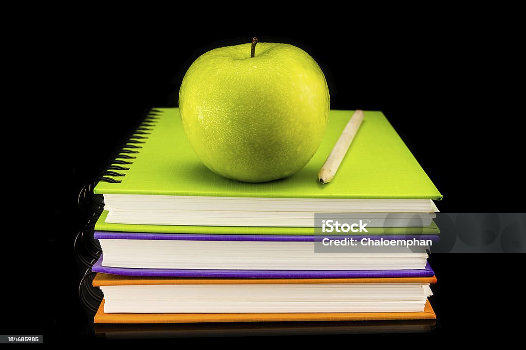 Colorato libro con mela verde - Foto stock royalty-free di Bambino