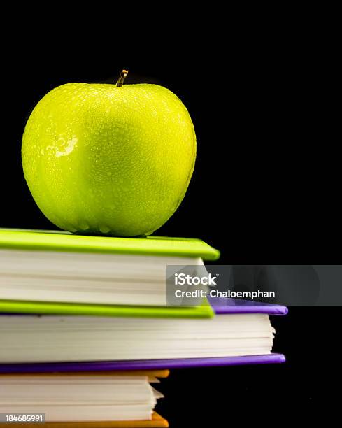 Colorido Reserve Con Manzana Verde Foto de stock y más banco de imágenes de Aprender - Aprender, Comienzo del año escolar, Deberes