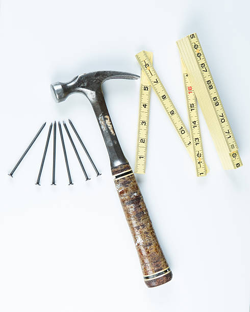 martillo, clavos y un carpintero regla. - herramienta triangular fotografías e imágenes de stock