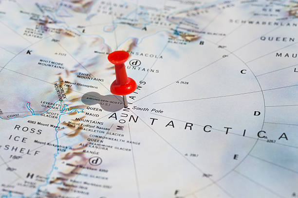 south pole indiqués sur la carte avec pushpin rouge - pôle sud photos et images de collection