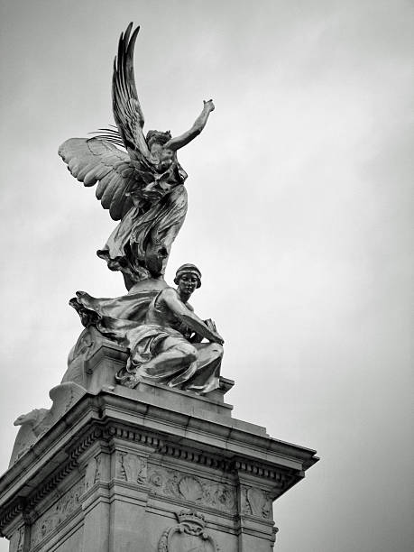 istock Victoria Monument by Buckingham Palace (Black & White) 184688269