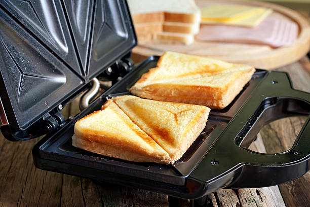 sandwich toaster und toast - getoastet stock-fotos und bilder