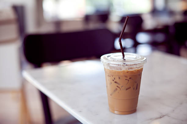 кофе со льдом - take out food nobody disposable cup coffee стоковые фото и изображения