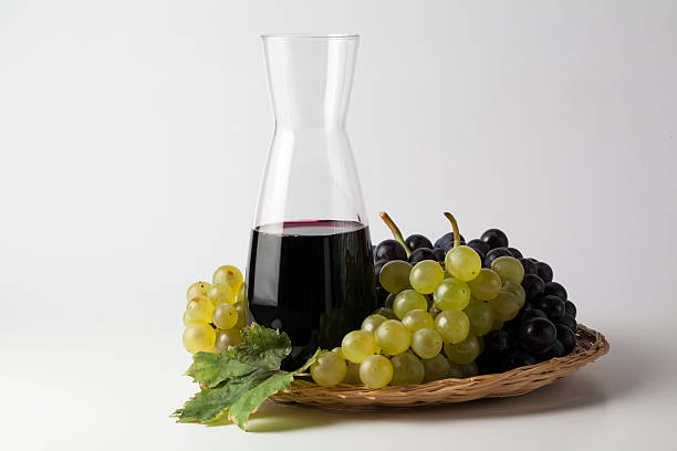 decanter per vino rosso in - foto stock