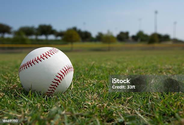 Beisebol Na Bola Fora - Fotografias de stock e mais imagens de Atividade Recreativa - Atividade Recreativa, Basebol, Bola