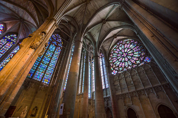 la majestueuse cathédrale carcassone intérieur. lumière du soleil. - cathedral gothic style indoors church photos et images de collection
