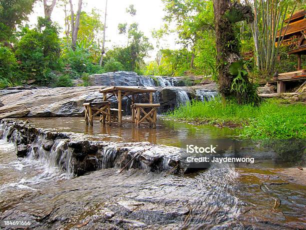 Assento De Bambu Na Corrente - Fotografias de stock e mais imagens de Ao Ar Livre - Ao Ar Livre, Bambu - Família da relva, Bambu - Material